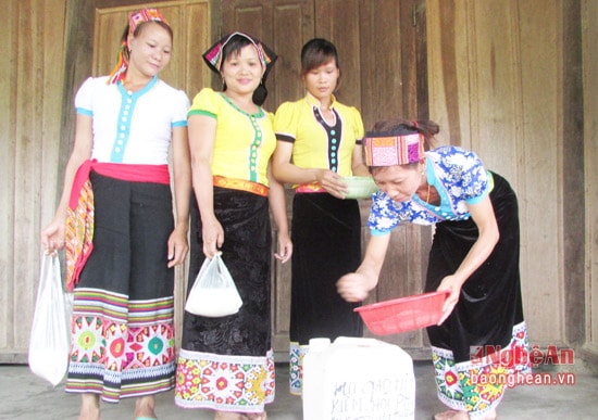 Hũ gạo tiết kiệm của phụ nữ xã Lục Dạ (Con Cuông).