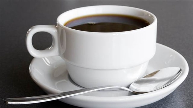 Cà phê: Caffeine trong cà phê có thể giúp não bộ tăng cường tập trung, sự tỉnh táo và hiệu suất hoạt động của cơ thể. Uống cà phê còn giúp chống lại bênh tiểu đường loại 2, giảm nguy cơ phiền muộn