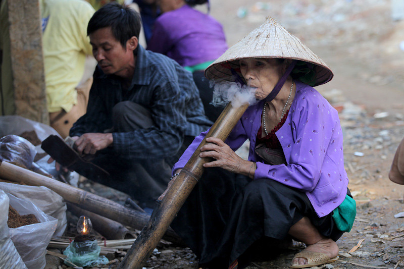 Thuốc lào, phụ nữ mường, khói thuốc, khói trắng, mơ màng, chợ Re, Ân Nghĩa, Lạc Sơn, Hòa Bình