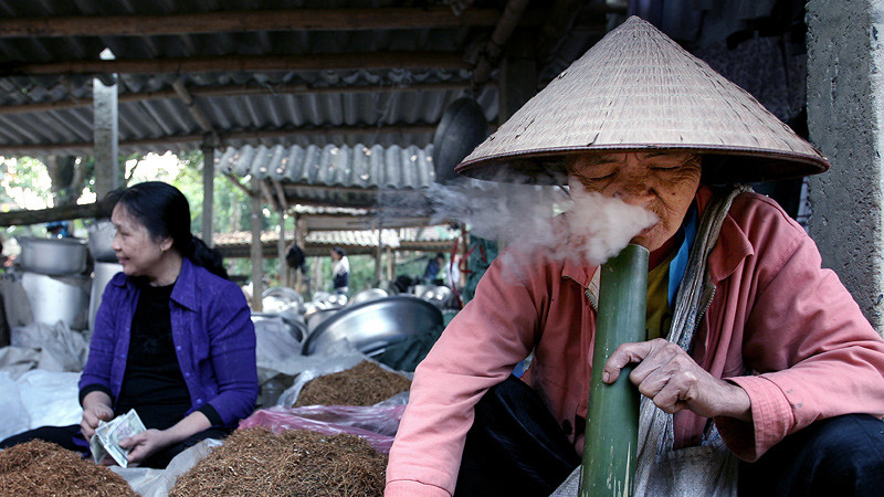 Thuốc lào, phụ nữ mường, khói thuốc, khói trắng, mơ màng, chợ Re, Ân Nghĩa, Lạc Sơn, Hòa Bình