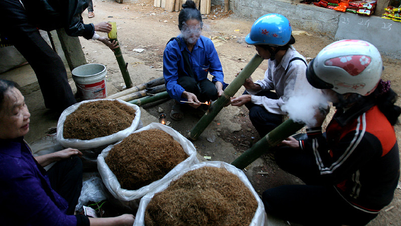 Thuốc lào, phụ nữ mường, khói thuốc, khói trắng, mơ màng, chợ Re, Ân Nghĩa, Lạc Sơn, Hòa Bình