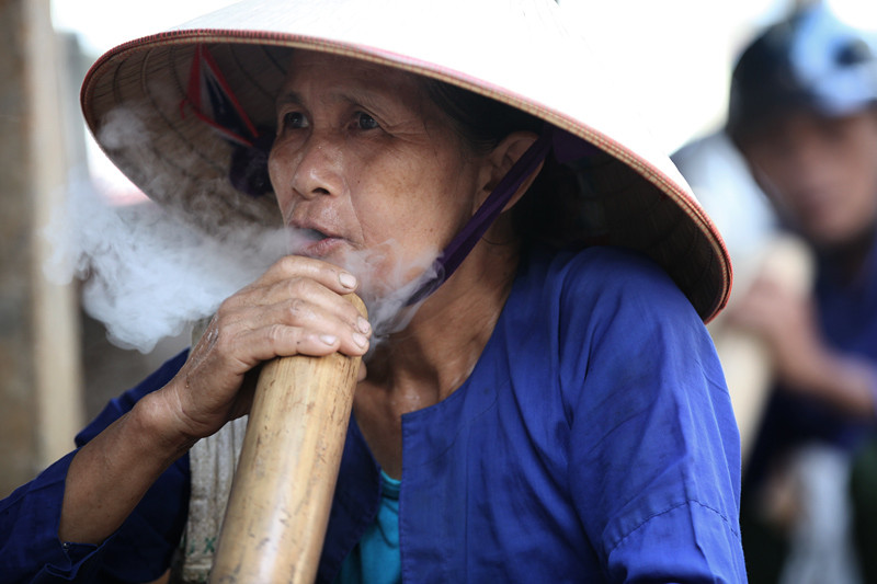 Thuốc lào, phụ nữ mường, khói thuốc, khói trắng, mơ màng, chợ Re, Ân Nghĩa, Lạc Sơn, Hòa Bình