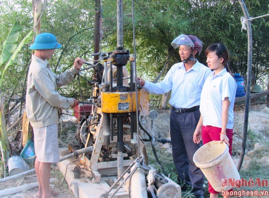 Nhiều hộ thuê thợ khoan giếng ngầm để tìm nước sạch nhưng nguồn nước không dồi dào như mong muốn.