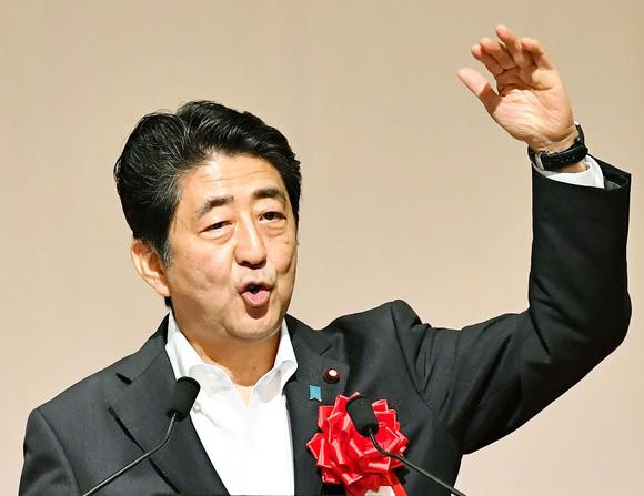 Gói kích thích kinh tế là biện pháp mới để củng cố thành quả chính trị của Thủ tướng Abe. Ảnh: Nikkei.
