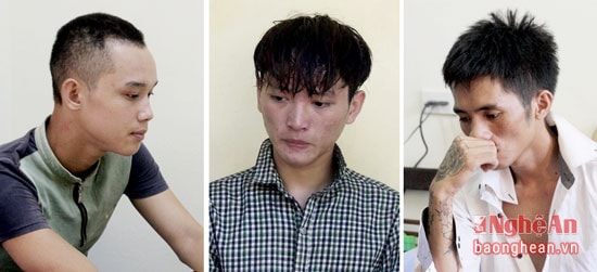 Đối tượng Chu Quốc Tuấn ( áo trắng) cùng đồng bọn