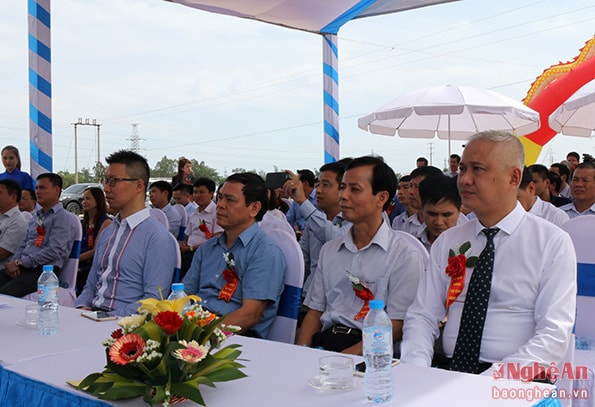 Đại diện nhà đầu tư và các ngành dự lễ khởi công