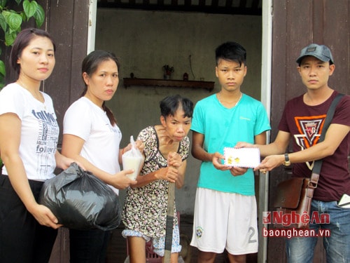 Chị Toàn nhận quà ủng hộ của các nhà hảo tâm