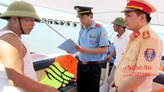 Đoàn liên ngành theo Quyết định số 2572 mật phục bắt quả tang phương tiện thủy chở hành khánh trái phép từ bãi tắm Cửa Lò ra đảo Ngư.