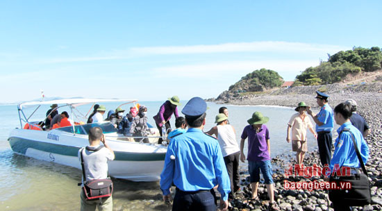 bắt quả tang phương tiện thủy chở hành khánh trái phép từ bãi tắm Cửa Lò ra đảo Ngư.