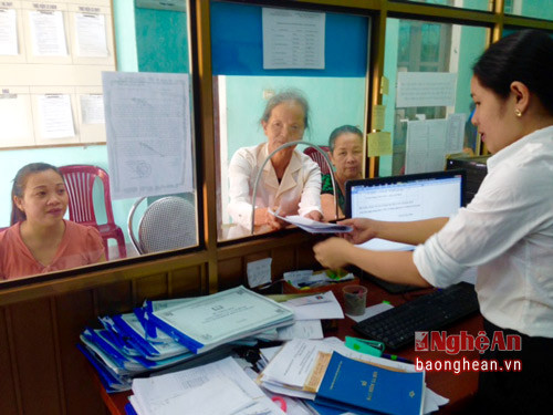3.Nhân viên BHXH thị xã Thái Hòa Đang hướng dẫn khách hàng làm thủ tục tham gia BHYT 