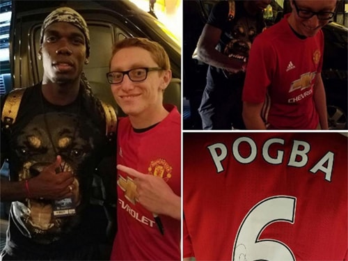 Pogba ký vào áo Man Utd hôm 31/7.