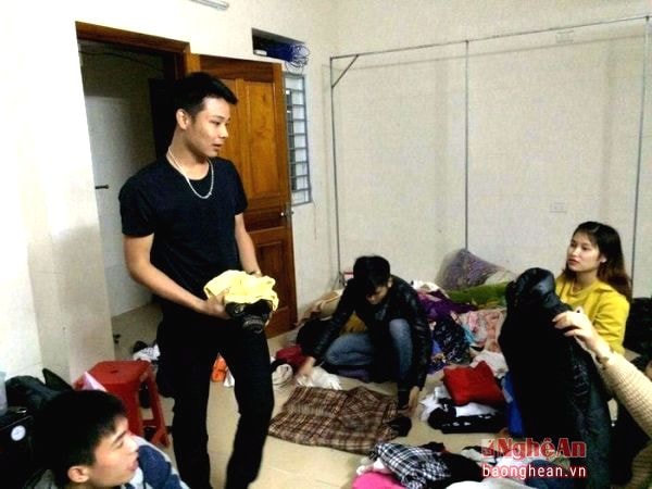 Nguyễn Văn Tài và các bạn chuẩn bị quần áo quyên góp được ủng hộ đồng bào Kỳ Sơn