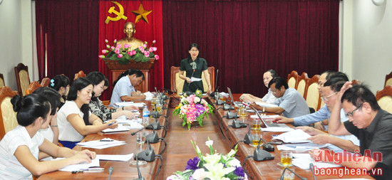 Đồng chí Lô Thị Kim Ngân - Trưởng ban Dân tộc HĐND tỉnh chủ trì cuộc họp