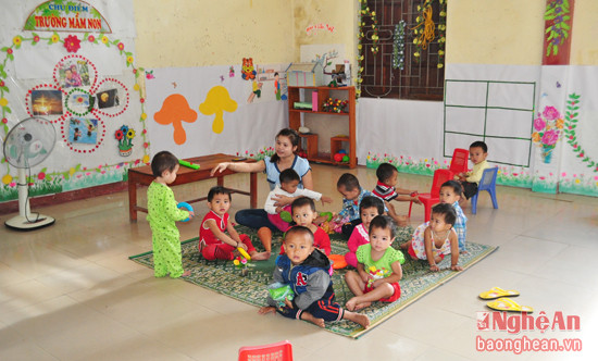 Một lớp học trẻ mẫu giáo Trường mầm non Nậm Nhoóng, huyện Quế Phong
