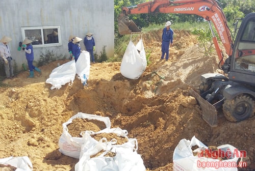 Khai quật, cất bốc, đóng bao niêm phong chất thải Công ty Formosa Hà Tĩnh chôn lấp trong Công viên Môi trường (thị xã Kỳ Anh, Hà Tĩnh). 