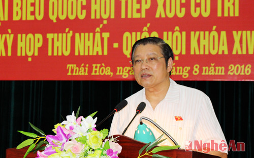 Đồng chí Phan Đình Trạc, Ủy viên Trung ương Đảng, Trưởng Ban nội chính Trung ương thông báo và trả lời ý kiến của cử  tri thị xã Thái Hòa