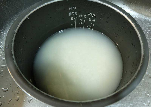 Người Nhật vo gạo rất kỹ cho đến khi nào nước trong thấy được hạt gạo.