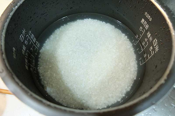Sau khi vo, người Nhật sẽ ủ gạo trong 30 phút để gạo hút ẩm. 