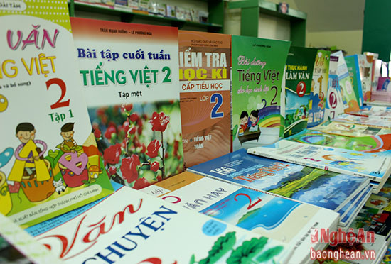 Riêng môn Tiếng Việt lớp đã có đến hơn chục đầu sách tham khảo, khiến người mua khó khăn để lựa chọn