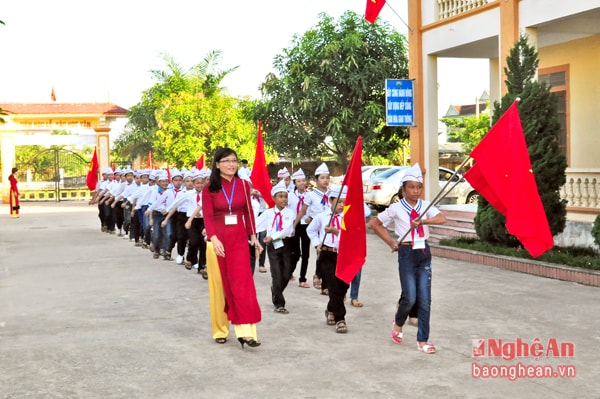 Học sinh Trường THCS Đặng Chánh Kỷ (Nam Đàn) duyệt đội hình trong lễ khai giảng.