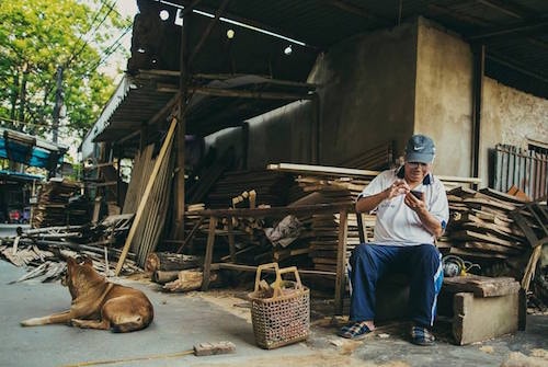 Người đàn ông gắn bó cả cuộc đời với nghề mộc ở khu B3, chung cư Quang Trung.