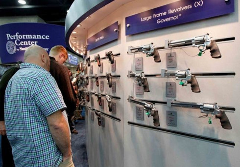 Khách tham quan xem súng tại một buổi triển lãm do Hiệp hội Súng trường quốc gia (NRA) tổ chức ở Kentucky hôm 21/5 - Ảnh minh họa: Reuters.