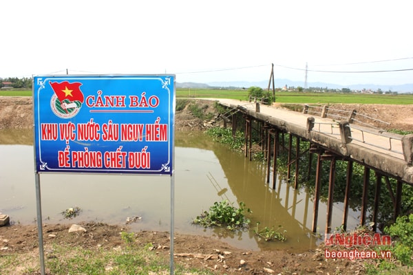 Ông Lê Đình Thu cho hay, đã có 5 trẻ em bị rơi xuống từ cầu này, hầu hết là các trẻ từ độ tuổi 5 đến 12 tuổi. Chính vì vậy, chính quyền xã đã gắn biển cảnh báo “Khu vực nước sâu nguy hiểm, đề phòng chết đuối” ngay cạnh cầu Mỹ Thượng.