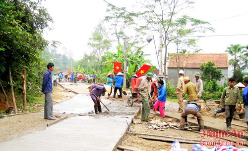 Làm giao thông nông thôn ở xã Tào Sơn, Anh Sơn. Ảnh: Lương Mai