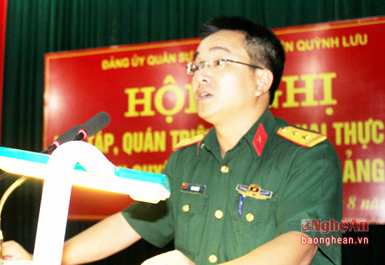 : Đ/c Bùi Thế Kỷ - Chính trị viên Ban chỉ huy quân sự huyện quán triệt những nội dung cơ bản của Báo cáo chính trị tại Đại hội XII của Đảng.