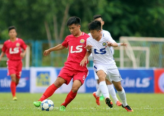 U.17 SLNA (áo đỏ) không thể một lần làm tung mảnh lưới của HAGL.