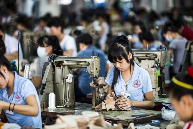 Một nhà máy giày tại Việt Nam. Ảnh: New York Times.