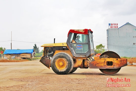 Thi công đường 72m (TP Vinh) - Ảnh Châu Lan