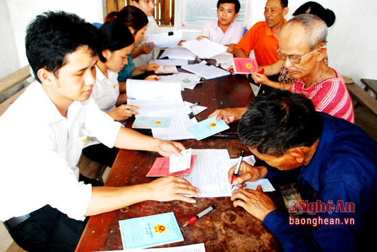 Cán bộ BHXH huyện Thanh Chương rà soát, xác minh thông tin hộ gia đình nông dân tham gia BHYT tại xã Thanh Yên. ảnh minh họa, Minh Quân