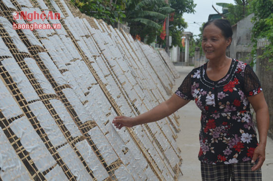 Mặc dù là vùng quê biển gắn bó với hoạt động khai thác đánh bắt hải sản nhưng bánh khô mới là sản phẩm làm nên thương hiệu làng nghề của Hồng Yên, Trường Tiến. 