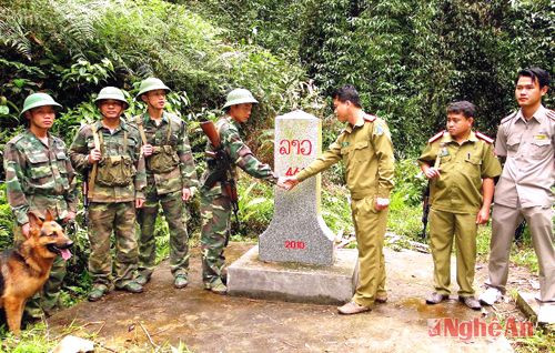 Việc tuần tra chung, bảo vệ cột mốc biên giới được lực lượng biên phòng 2 bên phối hợp thực hiện thường xuyên, đảm bảo an ninh biên giới, tạo điều kiện cho nhân dân 2 bên ổn định kinh tế - xã hội. Trong ảnh, Đồn BP cửa khẩu Thanh Thủy, BĐBP Nghệ An phối hợp đồn CA Nậm On (Lào) tuần tra bảo vệ an ninh 2 bên biên giới Việt - Lào (3/2013). Ảnh: Lê Thạch