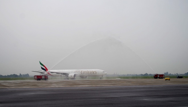 Đường bay Dubai - Hà Nội sử dụng máy bay Boeing 777- 300ER với 3 hạng ghế trong đó có 8 ghế hạng nhất, 42 ghế hạng thương gia và 310 ghế hạng phổ thông. 