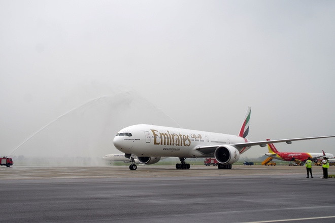 Lễ phun nước truyền thống chào đón chuyến bay đầu tiên từ Dubai hạ cánh tại Hà Nội.