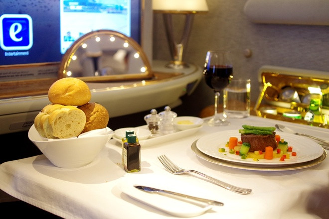 Một bữa ăn được phục vụ trên khoang hạng nhất của máy bay Boeing 777 - 300ER, ngay tại ghế và cũng là giường ngủ của hành khách.