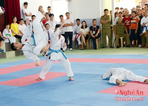 Đội kata THCS Nghệ An biểu diễn Bun Kai (Phân thế) ở trận chung kết.