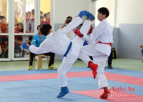 Các trận Kumite đối kháng diễn ra rất quyết liệt.
