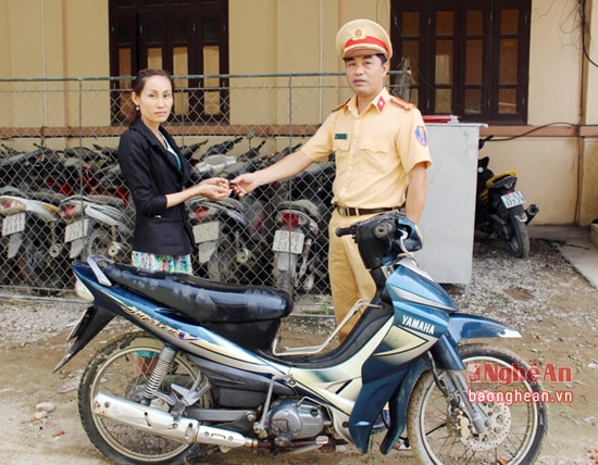 Đội CSGT Công an huyện Quỳnh Lưu trao trả xe máy cho chị Võ Thị Thu Vân (người nhà bị hại) sau 8 năm bị mất trộm.