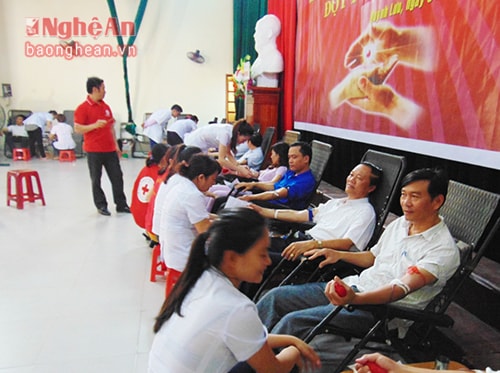 Lãnh đạo huyện Quỳnh Lưu và các đoàn viên thanh niên tham gia hiến máu.