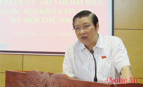 Ông Phan Đình Trạc thông báo với cử tri kết quả của kỳ họp thứ Nhất và tiếp thu các ý kiến cử tri