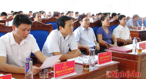 Các cử tri huyện Nghĩa Đàn tại hội nghị