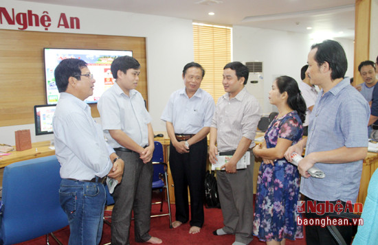 Đoàn công tác Báo Bình Định thăm phòng hội tụ xuất bản của Báo Nghệ An.