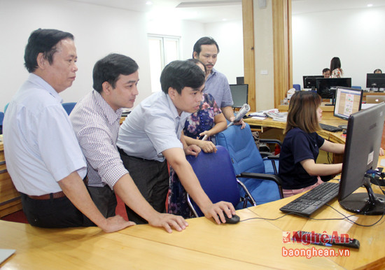 Cán bộ Báo Nghệ An chia sẽ những kinh nghiệm trong xuất bản báo điện tử.