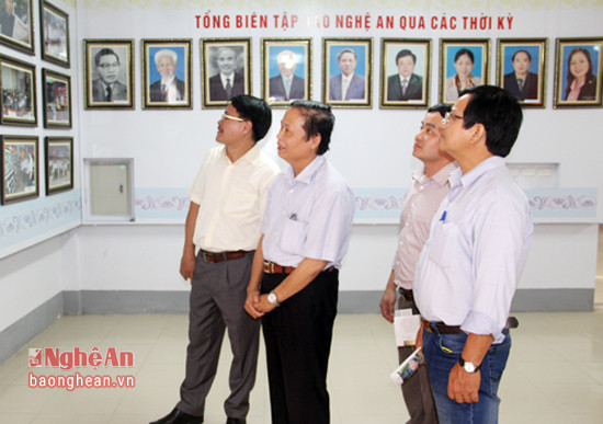 Đoàn đến thăm phòng truyền thống của Báo Nghệ An.