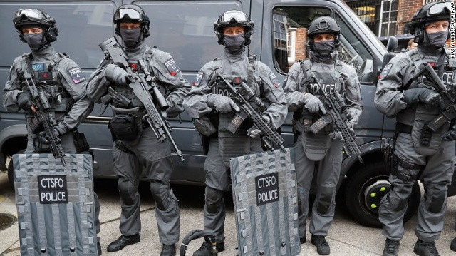 Lực lượng vũ trang xuất hiện trên đường phố London. Ảnh: CNN