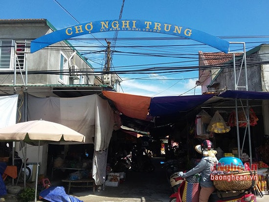 Nghi Trung market, Nghi Loc is still under makeshift condition at the moment.
