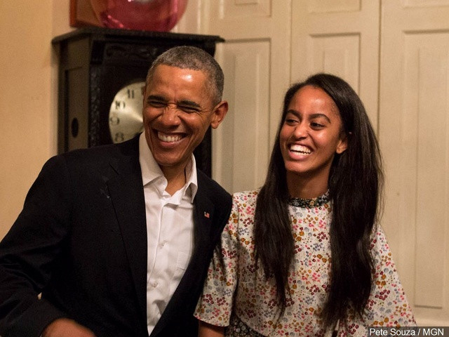 Ông Obama tổ chức lần sinh nhật cuối cùng của mình tại nhiệm sở cùng gia đình. Ảnh: MGN